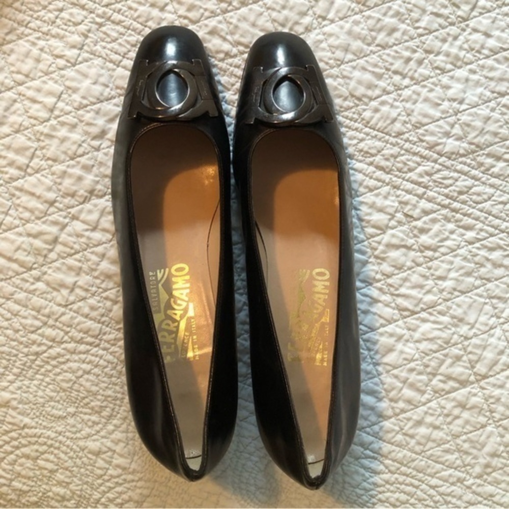 Vintage Salvatore Ferragamo Firenze black low block heel pumps. Size 9.